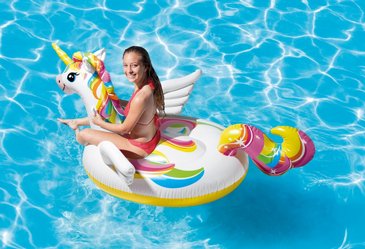 מזרון מתנפח צף INTEX בעיצוב חד קרן כולל ידיות אחיזה, דגם 57561 מזרון מתנפח צף INTEX בעיצוב חד קרן כולל ידיות אחיזה, דגם 57561